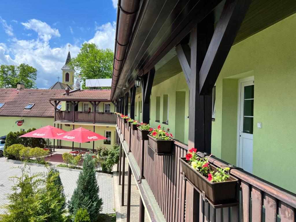 Hotel Marislav - budova a dvůr s parkováním