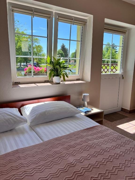 Hotel Marislav - pokoj s výhledem na rybník